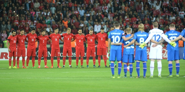 Milli maç öncesinde ıslık şoku - VİDEO