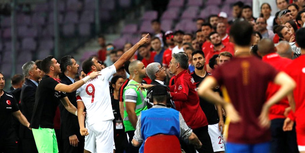 Milli maçta olay çıktı! Cenk Tosun çılgına döndü