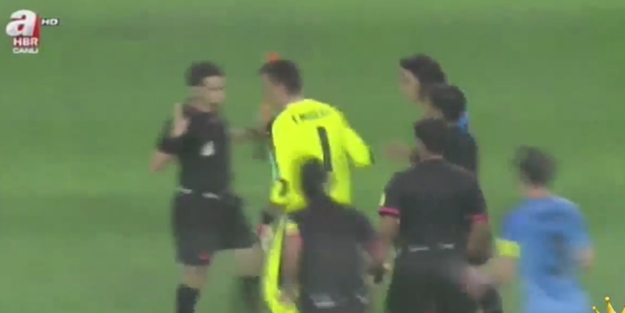 Milli maçta skandala Muslera çok kızdı! Hakemi dövecekti