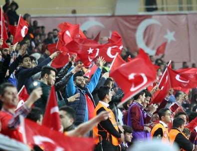 Milli maçta teröre lanet