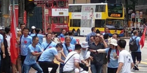 Milli marş söyleyerek tepki gösterdiler! Karşıt görüşlü protestocular birbirine girdi