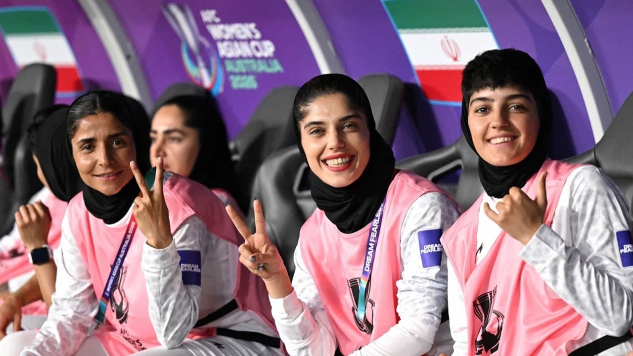 Milli marşı okumadıkları için hain ilan edilmişlerdi! Trump duyurdu: İranlı kadınlara iltica hakkı verildi