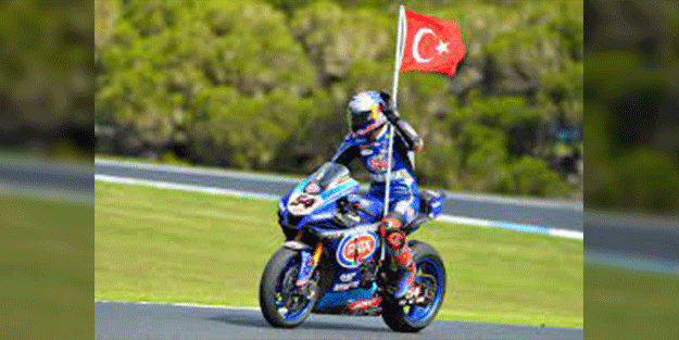 Milli motosikletçi Toprak Razgatlıoğlu, Endonezya'da superpole yarışında birinci oldu