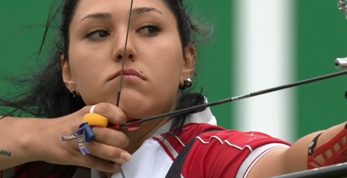 Milli okçu Ecem Anagöz Rio'ya veda etti