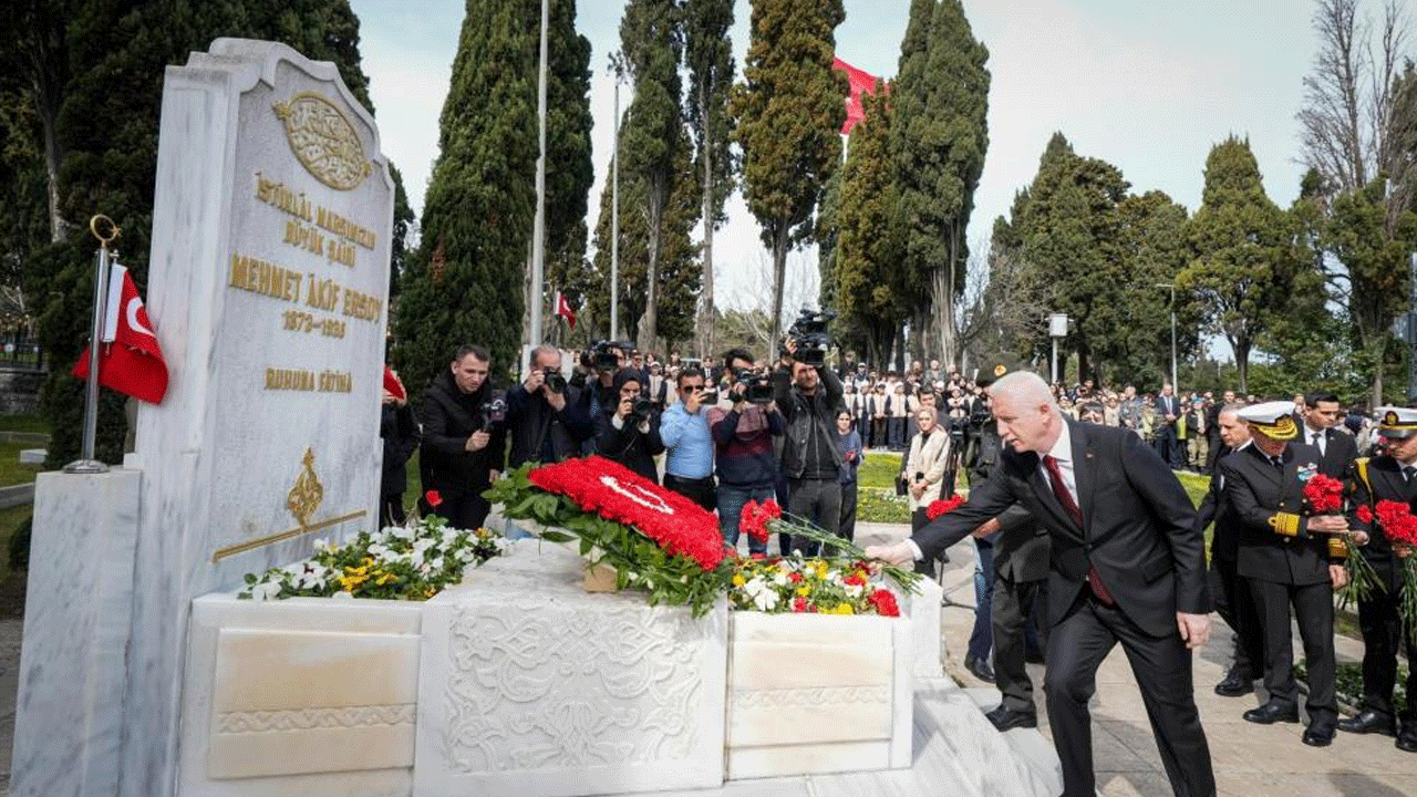 Milli şair Mehmet Akif Ersoy, dualarla anıldı