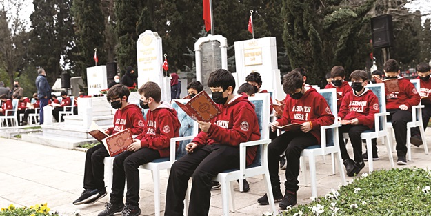 Milli şairimiz kabri başında anıldı! Asım'ın neslinden Akif'e hatim