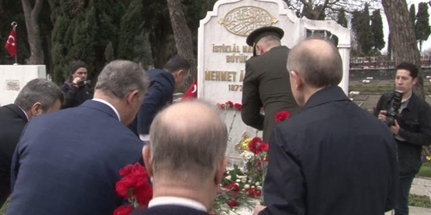 Mehmet Akif Ersoy mezarı başında anıldı