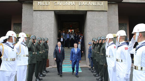 Milli Savunma Bakanı Akar, görevi Canikli'den devraldı