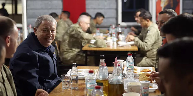 Milli Savunma Bakanı Akar, ilk iftarı Mehmetçik ile yaptı: Komutanlığı'nda birliklerle ile görüştü