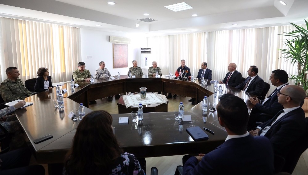 Milli Savunma Bakanı Akar, KKTC Dışişleri Bakanı Özersoy ile görüştü 