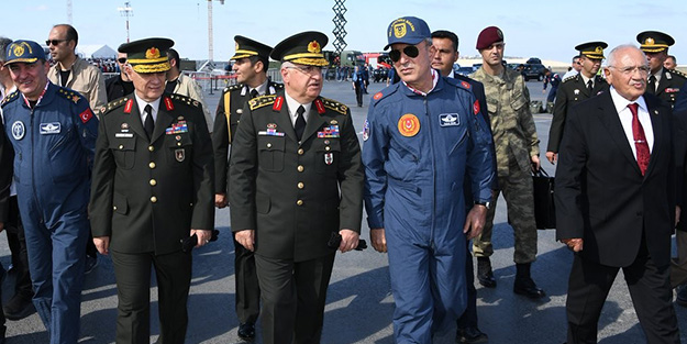 Bakan Akar TEKNOFEST’i ziyaret etti