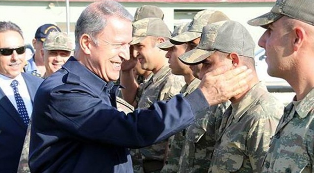 Milli Savunma Bakanı Hulusi Akar, Yüksekova’da Mehmetçikle bayramlaştı