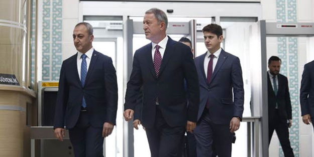 Milli Savunma Bakanı Hulusi Akar'dan MHP'ye ziyaret