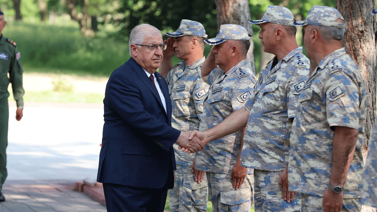 Bakan Güler, kahraman Mehmetçikle bayramlaştı