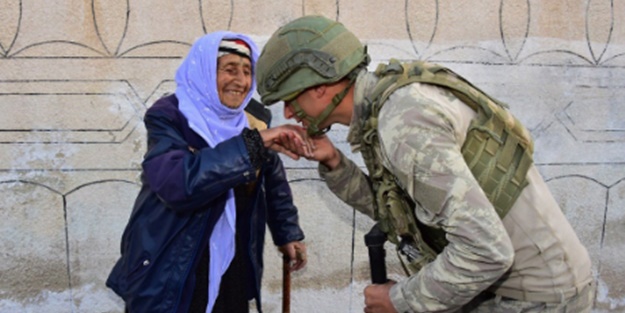 Milli Savunma Bakanlığı askerimizin Rasulayn'daki yaşlı kadının elini öptüğü anın fotoğrafını paylaştı