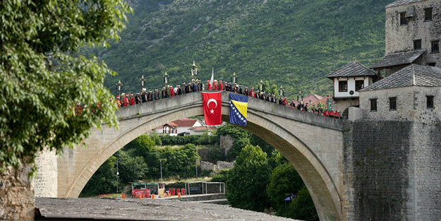 Milli Savunma Bakanlığı Mehteran Birliği tarihi Mostar Köprüsü'nde konser verdi