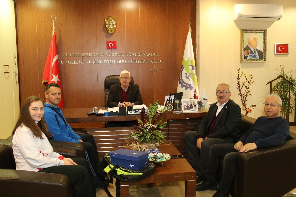 Milli sporcu başarısını Başkan Yüksel ile paylaştı 