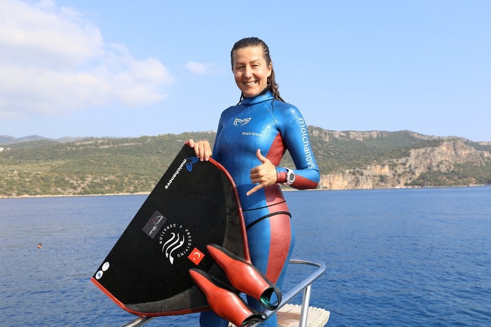 Milli sporcu Erken, Kaş’ta Sivas Kongresi için daldı 