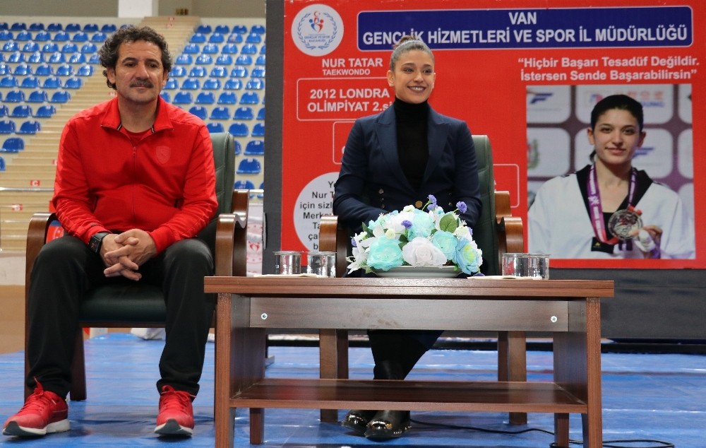 Milli sporcu Nur Tatar Vanlı Tekvandocularla bir araya geldi 