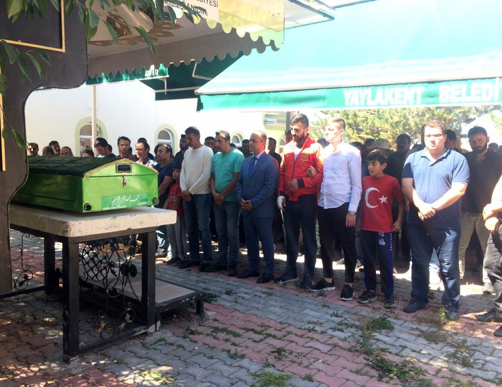 Milli sporcu tarafından bıçaklanan Özdemir toprağa verildi 