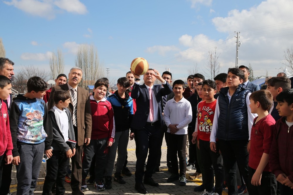 Milli sporcular Gölbaşı’nda öğrencilerle buluştu 