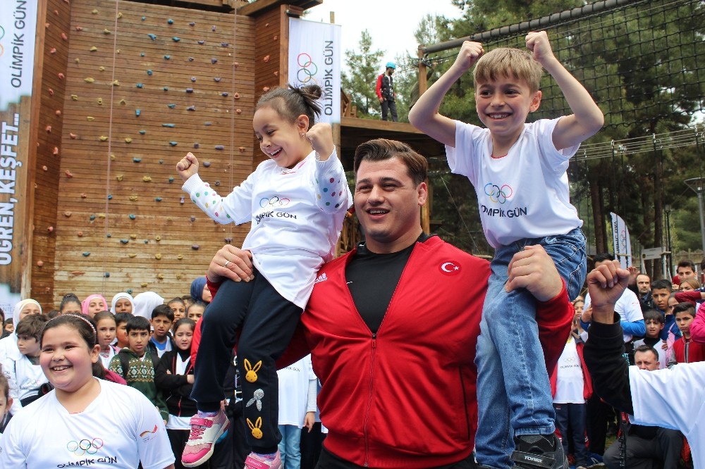 Milli sporcular, olimpik günde çocuklarla bir araya geldi 