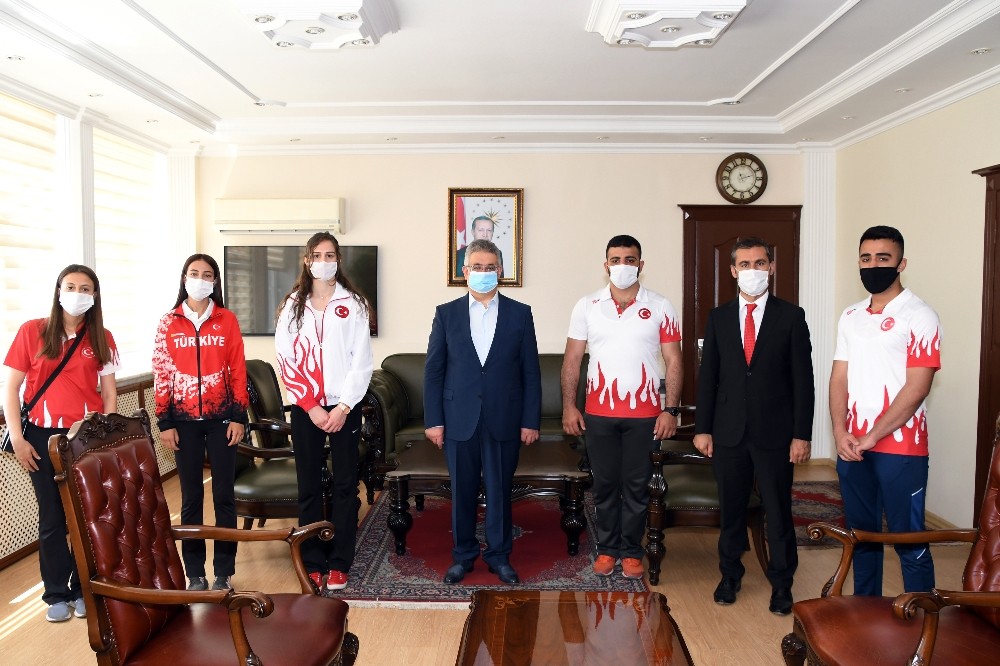 Milli sporcular Vali Aykut Pekmez ile bir araya geldi 