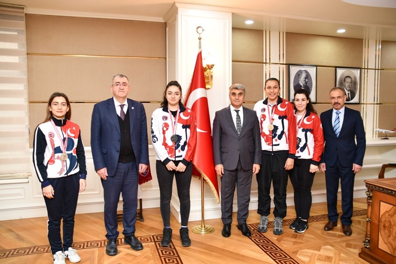 Milli sporculardan Vali Gürel’e ziyaret 