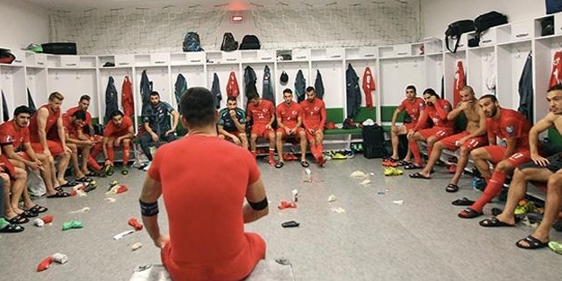 Milli Takım'da futbolcular para için kazan kaldırdı