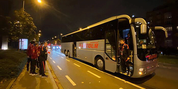 Milli Takımın otobüsü bozuldu! Maçla ilgili karar verildi
