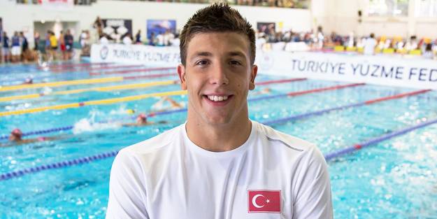 Milli yüzücü Emre Sakçı rekor kırdı