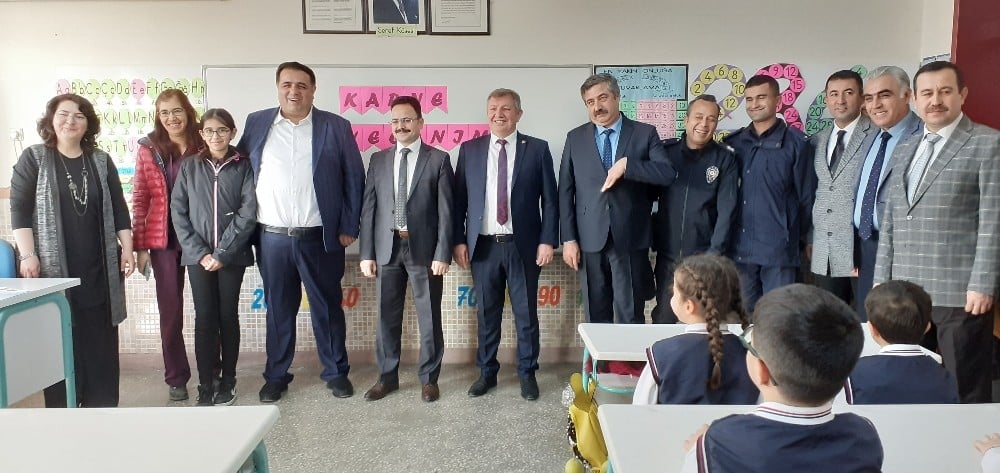 Millitvekili Kaya kızının okulu’nda karne dağıttı 