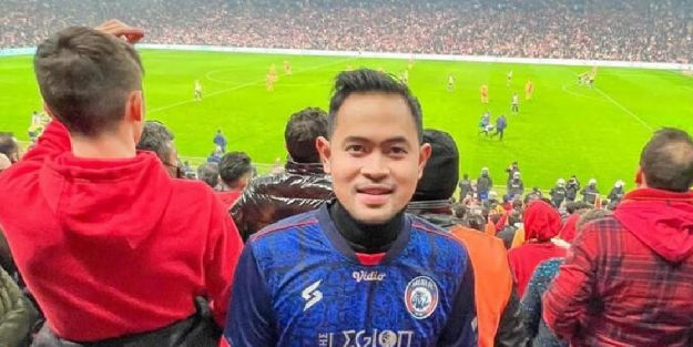 Milyarder iş adamı derbiyi tribünde izledi