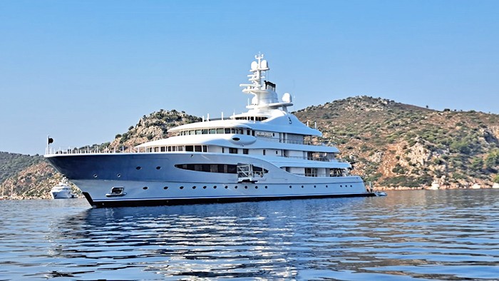 Milyarderler yatlarıyla Marmaris koylarına akın ediyor