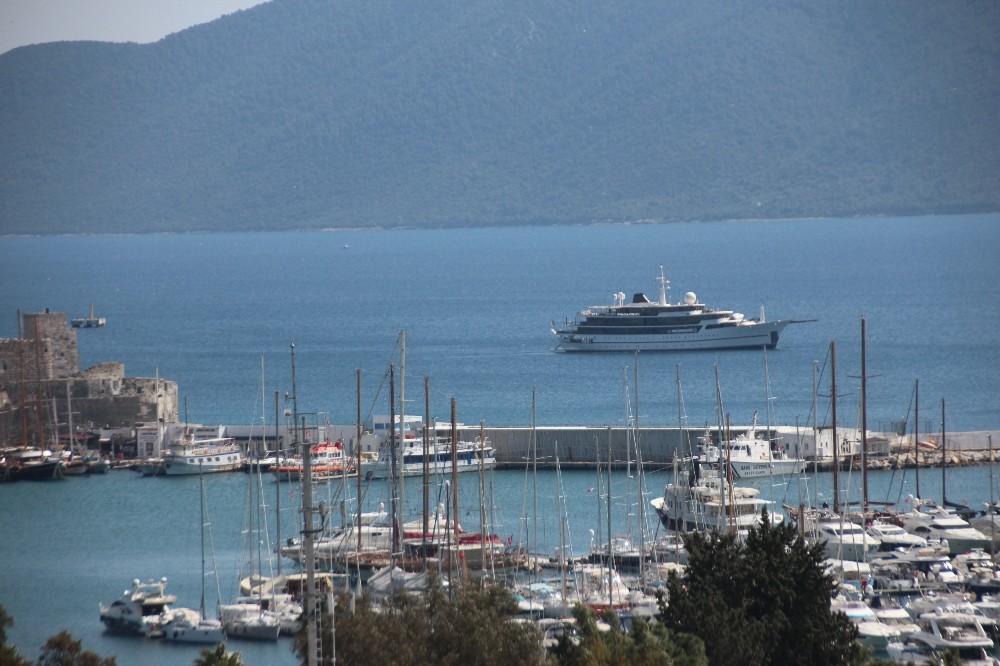 Milyon dolarlık yatı Yunanistan kabul etmedi, Bodrum açıklarına demirledi 