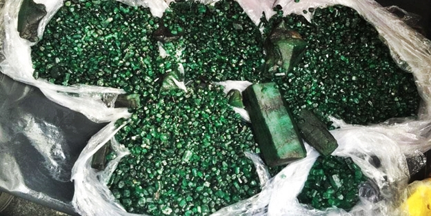 Milyon dolarlık zümrüt'ü öyle bir şeye gizlemiş ki...