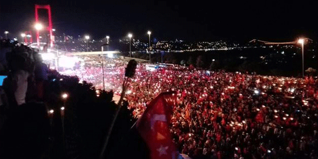 Milyonlar Boğaziçi Köprüsü'ne akın ediyor