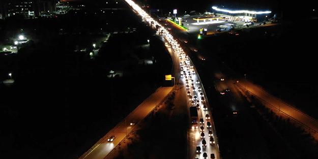 Milyonlar dönüş yolunda! Kırıkkale'de trafik kilitlendi