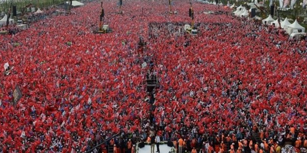 Milyonlar meydana akmaya başladı
