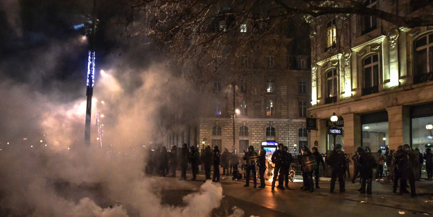 Milyonlar sokaklarda, yarın da baskılar devam edecek! O ülkede yer yerinden oynuyor! Tehlike kapıda!
