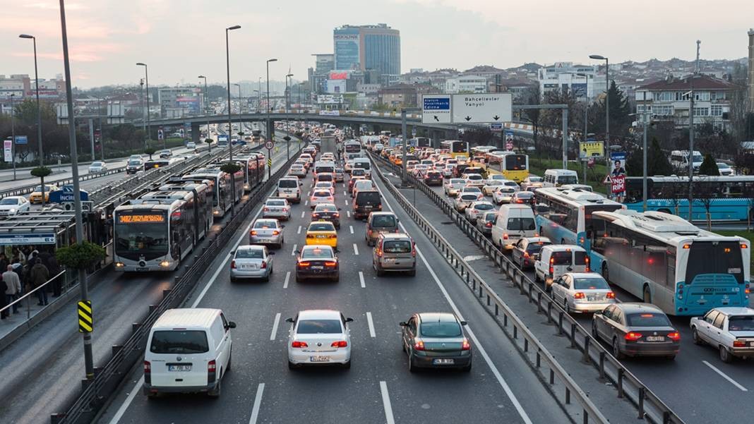 Milyonlarca araç sahibini ilgilendiriyor! O sürücülere tam 6 bin 440 TL para cezası kesilecek
