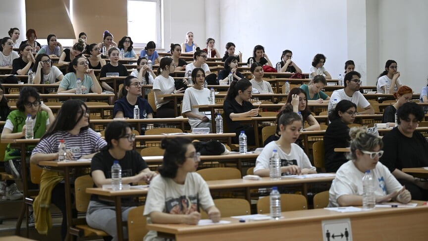 Milyonlarca öğrenci ter döktü! YKS'nin ilk oturumu sona erdi