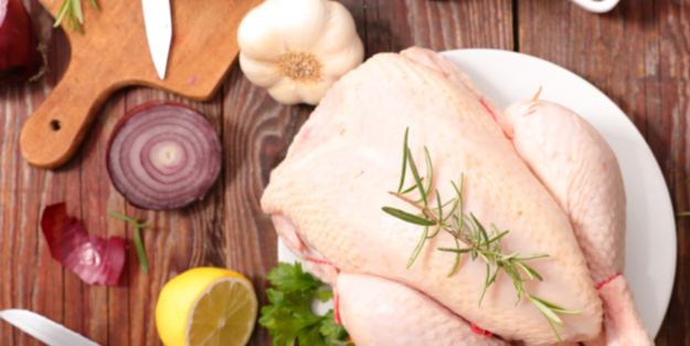 Milyonlarca insan aynı hatayı yapıyor açıklama yapıldı: Herkes şok oldu! Çiğ tavuk etini kullanırken dikkat!