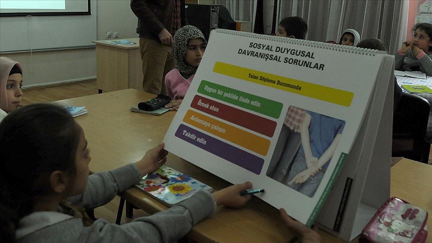 Milyonlarca öğrenci ve veliye 'bağımlılıkla mücadele' konusunda eğitim