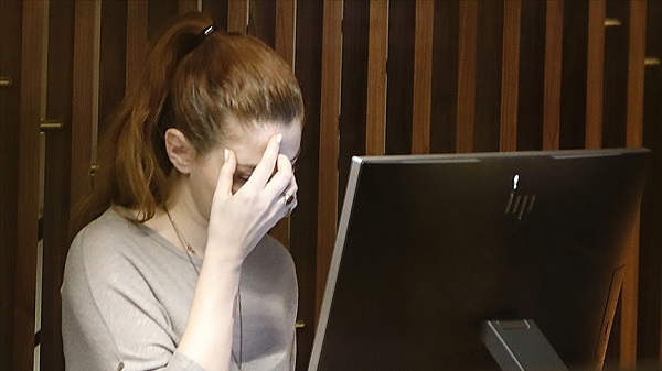 Milyonların hayatını olumsuz etkiliyor! 'Migren dostu' iş yerleri geliyor