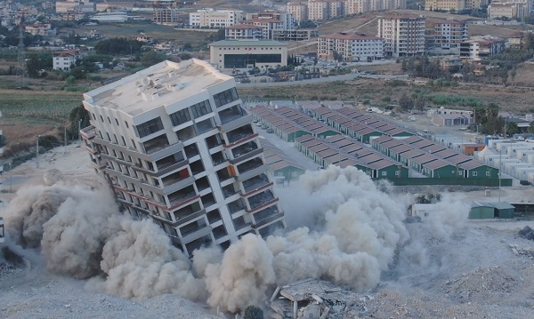 Milyonluk bina kağıt gibi oldu