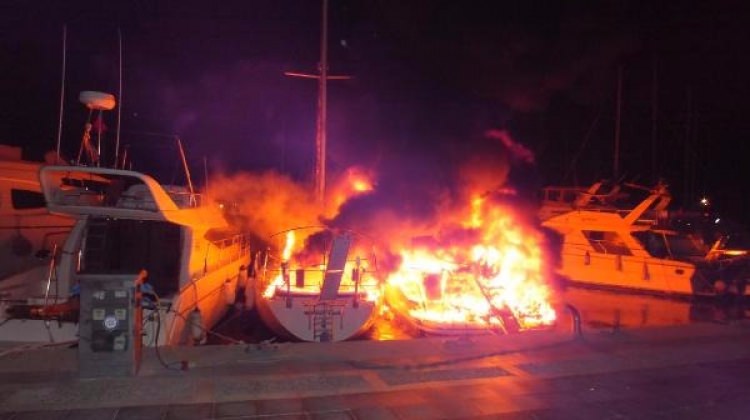 Milyonluk lüks yatlar cayır cayır yandı!