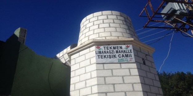 Minare fırtınaya dayanamadı!