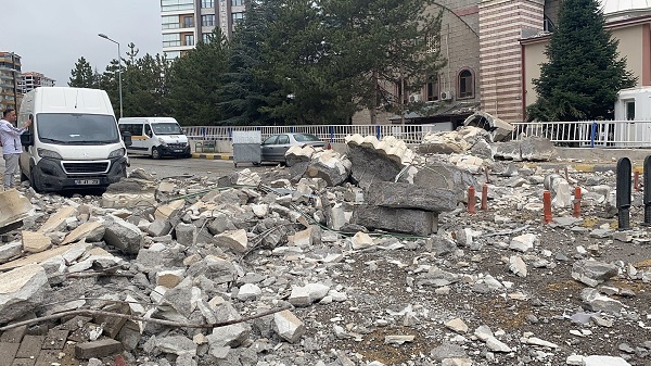 Minare fırtınaya dayanamadı