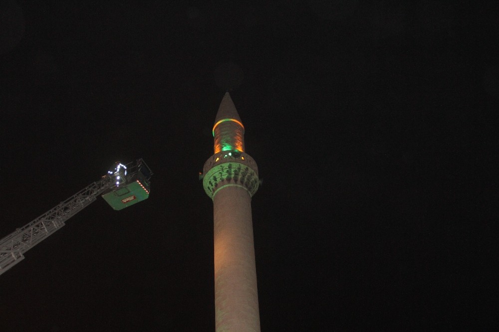 Minaredeki intihar girişimini imam engelledi 